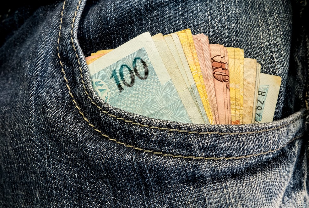Dinheiro no bolso: R$ 2,9 bilhões serão depositados no dia 16 para 2.428.985 contribuintes em todo o país (Foto: Arquivo/Agência Brasil)