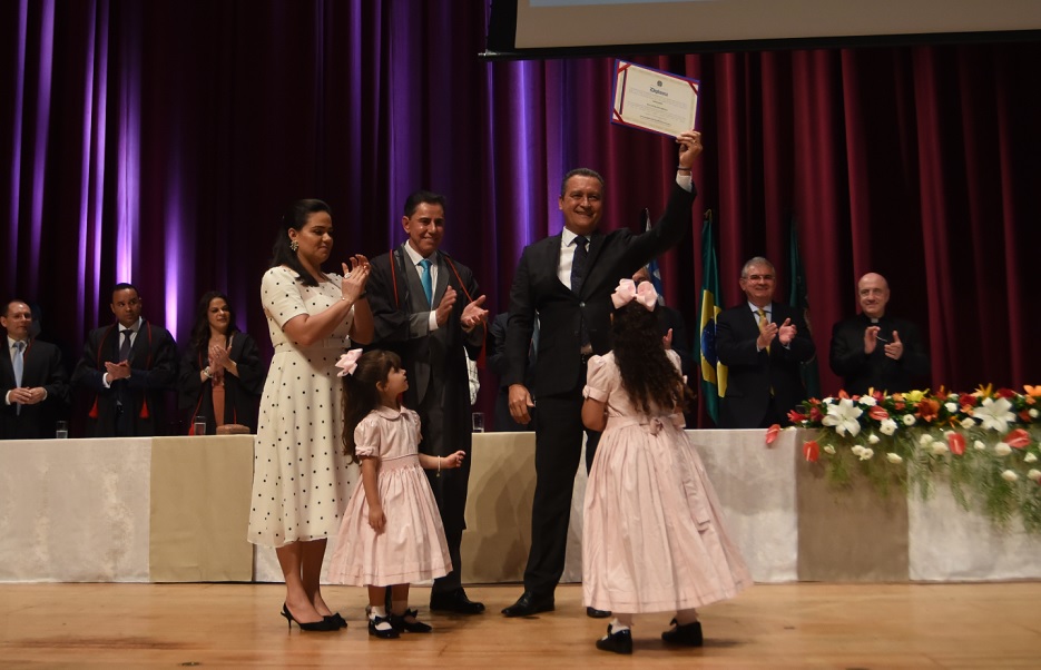 Resultado de imagem para fotos de rui costa sendo diplomado no tca