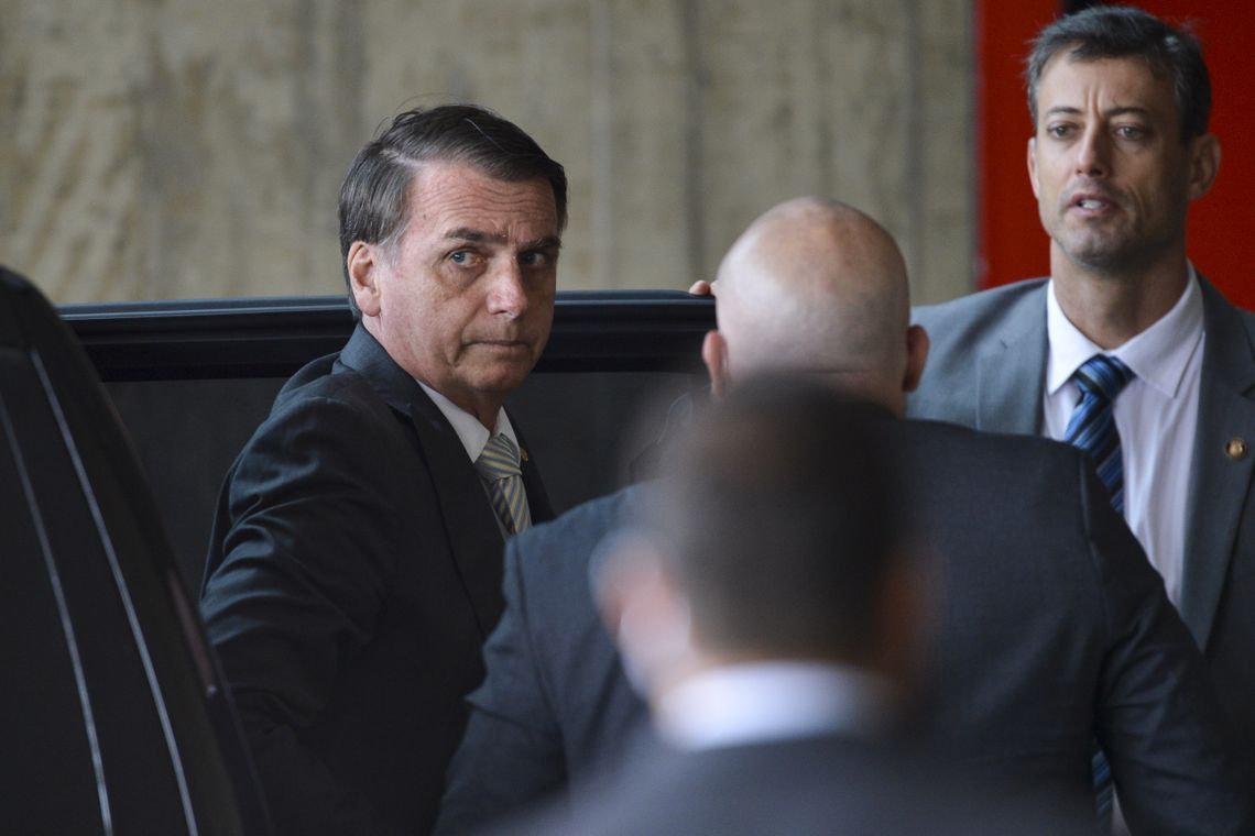 O presidente eleito Jair Bolsonaro chega ao Centro Cultural Banco do Brasil (CCBB).