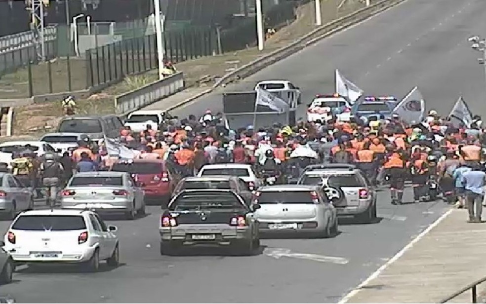Manifestantes caminham em frente aos carros (Foto: Reprodução/SSP-BA)