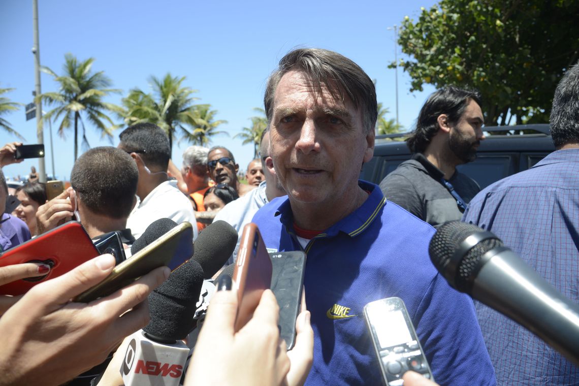 O presidente eleito, Jair Bolsonaro, fala com jornalistas na chegada a sua casa onde mora em um condomÃnio na Barra da Tijuca, na zona oeste do Rio.