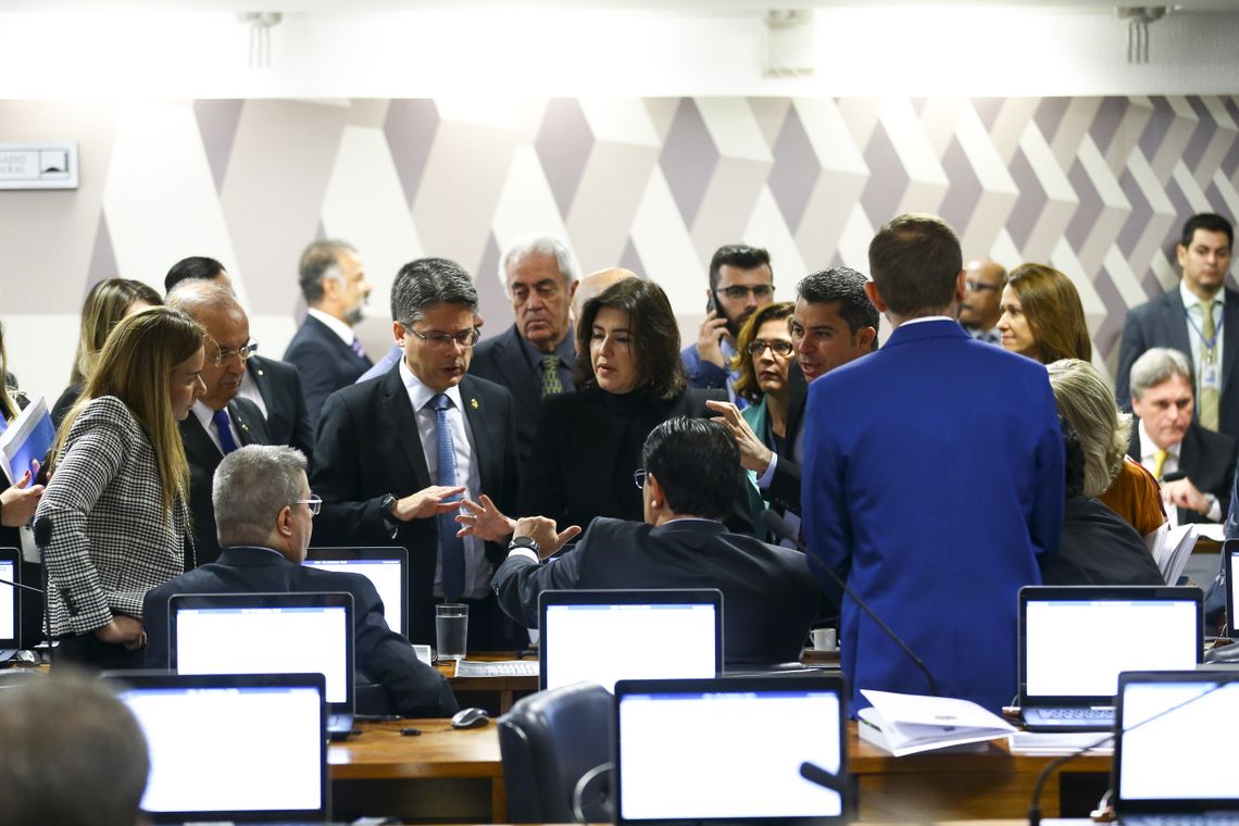 A Comissão de Constituição e Justiça do Senado analisa projetos de decretos legislativos que sustam o decreto presidencial que dispõe sobre uso, porte e comercialização de armas de fogo no paÃs.