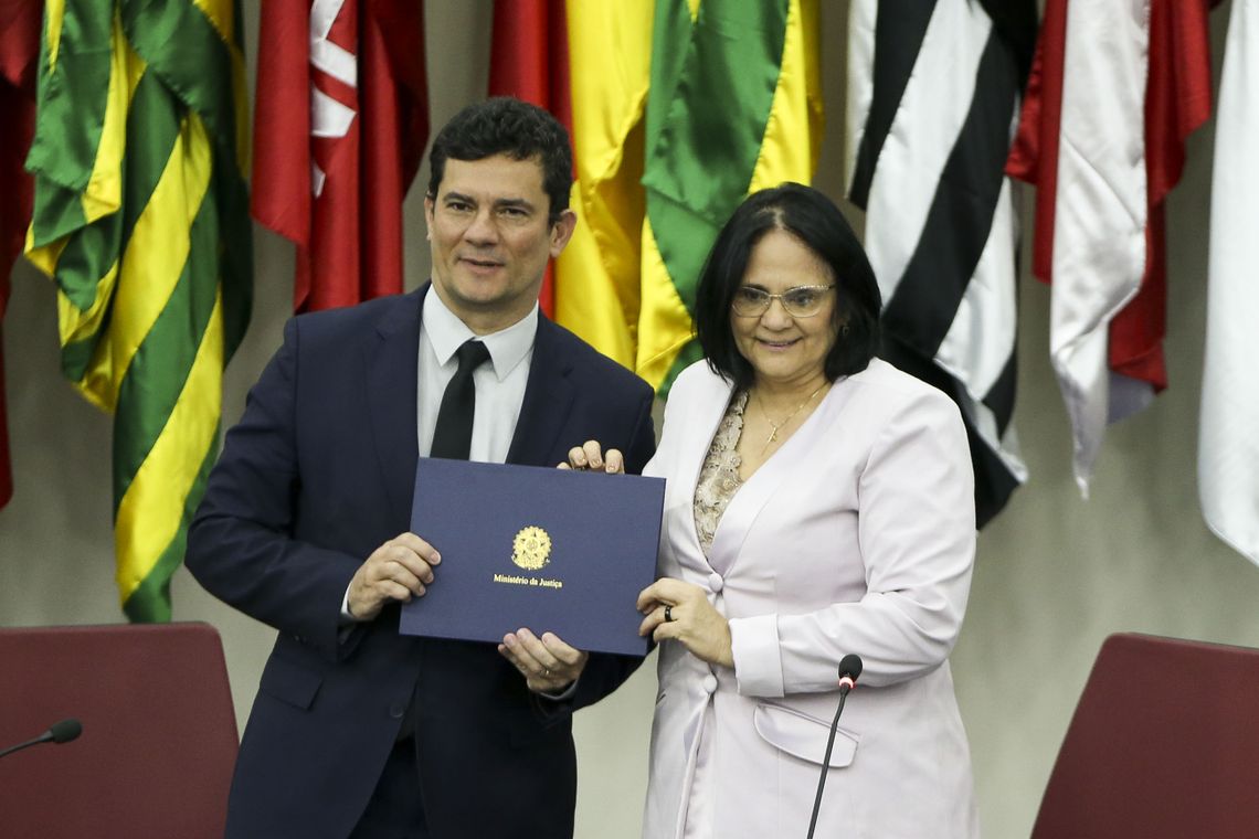 Os ministros da Justiça e Segurança Pública, Sergio Moro, e da Mulher, da FamÃlia e dos Direitos Humanos, Damares Alves, durante cerimônia de assinatura de acordo de cooperação técnica para estabelecimento de polÃticas públicas de combate Ã