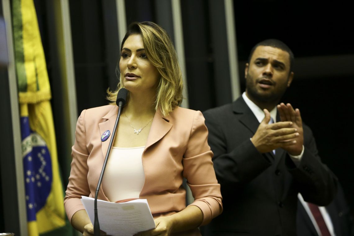 A primeira-dama Michelle Bolsonaro participa da sessão solene no Congresso Nacional hoje (27), pela manhã, para lembrar o Dia Mundial das Doenças Raras