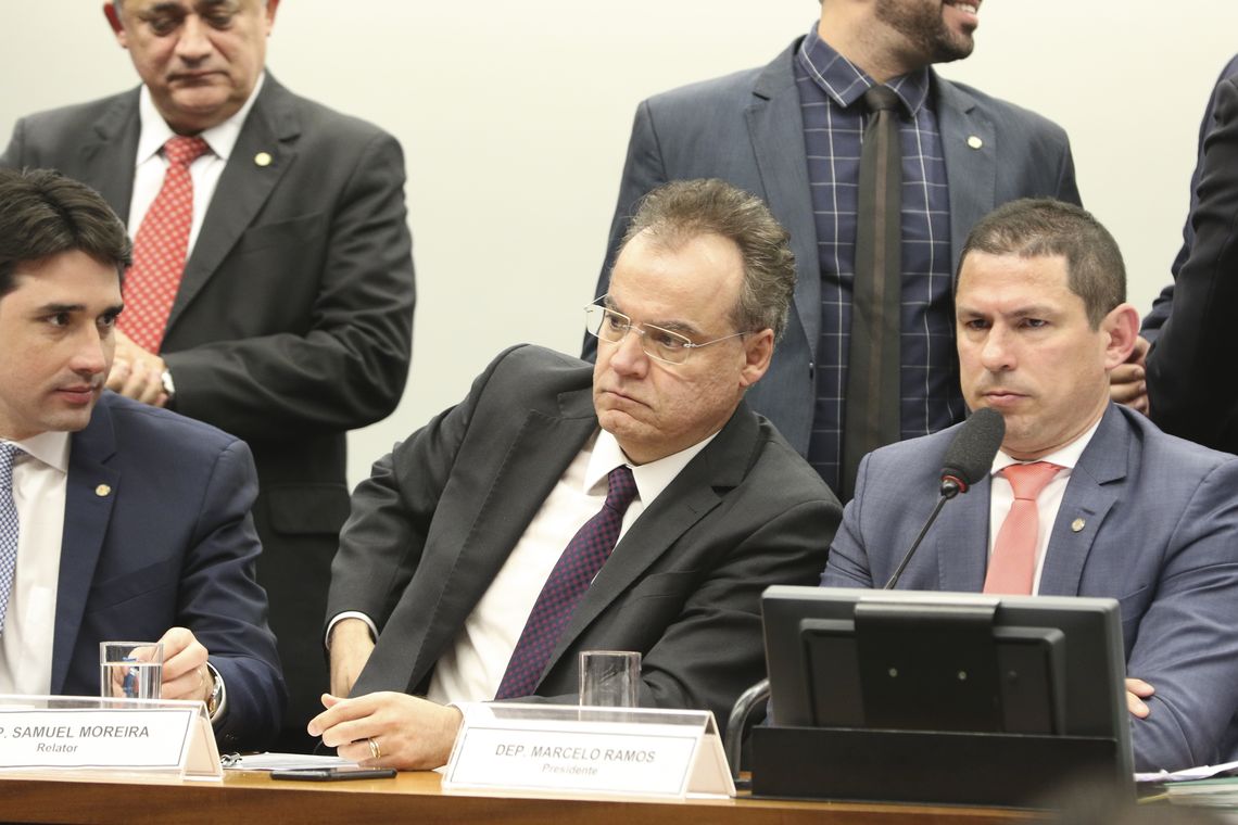 O relator, deputado Samuel Moreira, e o presidente da Comissão Especial da reforma da Previdência, deputado Marcelo Ramos, durante reunião da comissão.