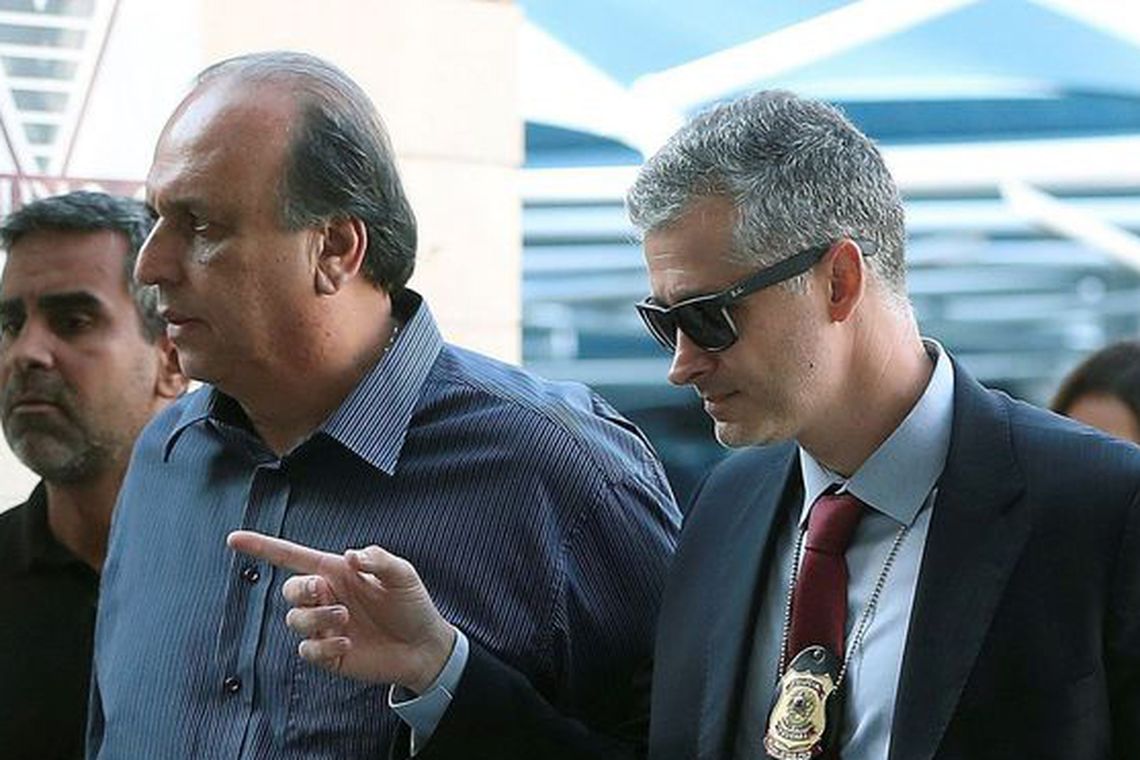 BRA02 RIO DE JANEIRO (BRASIL), 29/11/2018.- El Gobernador de Rio de Janeiro Luiz Fernando Pezão (c), llega a la Policcia Federal arrestado por corrupción en el operativo Lava Jato hoy, 29 de noviembre de 2018 en la ciudad de Rio de Janeiro,