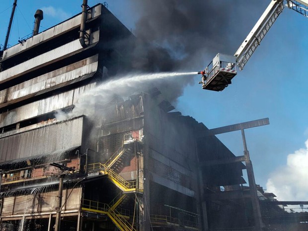 Incêndio no local já foi controlado e equipe faz trabalho de rescaldo (Foto: Divulgação/ Corpo de Bombeiros)