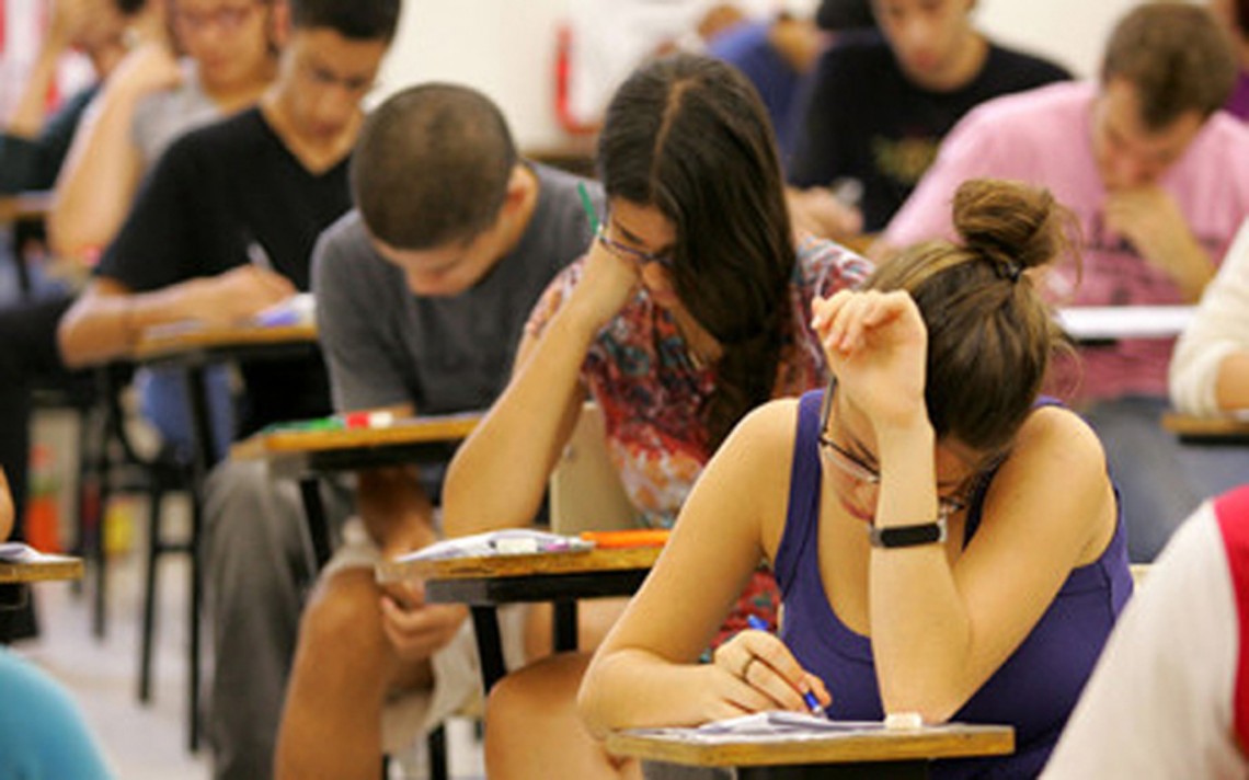 Resultado de imagem para fotos de estudantes do enem