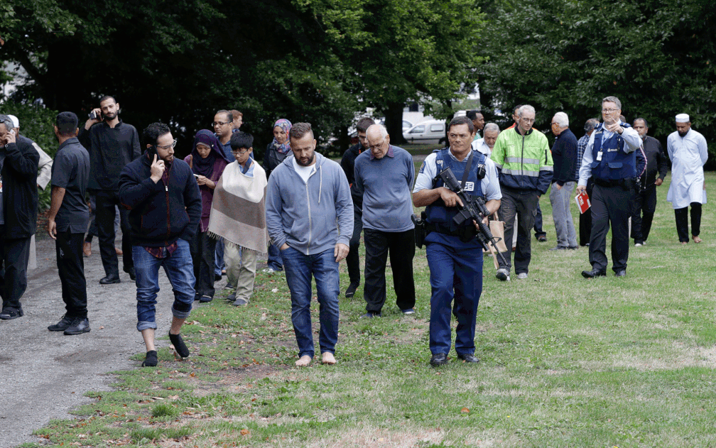 Policial escolta fiÃ©is que deixaram uma mesquita no centro de Christchurch â?? Foto: Mark Baker / AP Photo