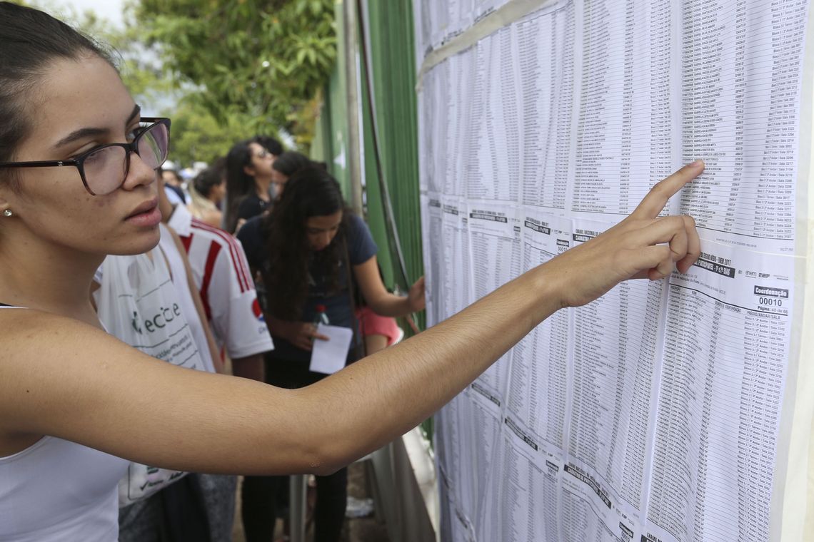 Estudante confere lista do Enem - Foto Valter Campanato/Arquivo Agência Brasil)