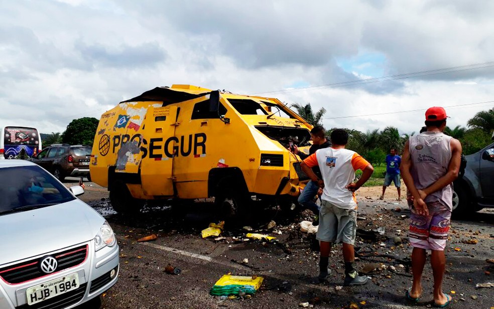 Carro-forte foi explodido na manhã desta quinta-feira (Foto: Polícia Militar/Divulgação)