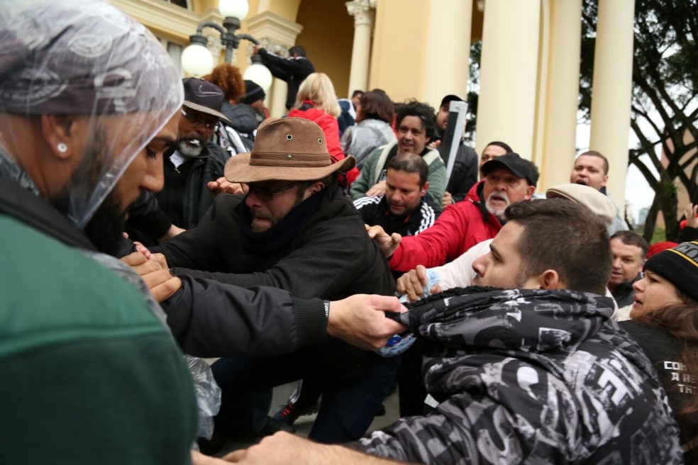 Servidores de Curitiba invadem Câmara Municipal no dia da votação do 'pacotaço' de ajuste fiscal (Foto: Rodrigo Fonseca)