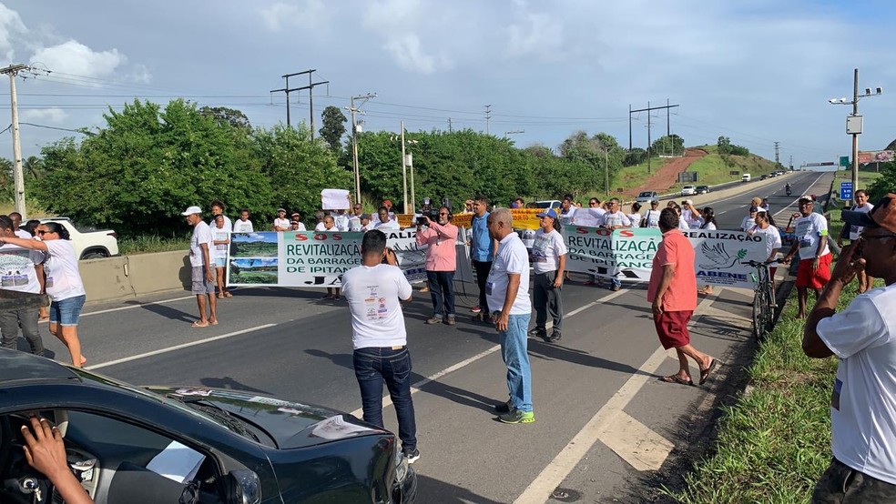 ManifestaÃ§Ã£o ocorre na BA-526, no sentido Aeroporto, na manhÃ£ desta quinta-feira (13).  â?? Foto: Victor Silveira / TV Bahia