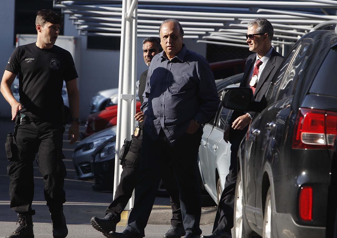 Resultado de imagem para Pezão chega à prisão da PM, em Niterói, onde ficará em sala de Estado Maior