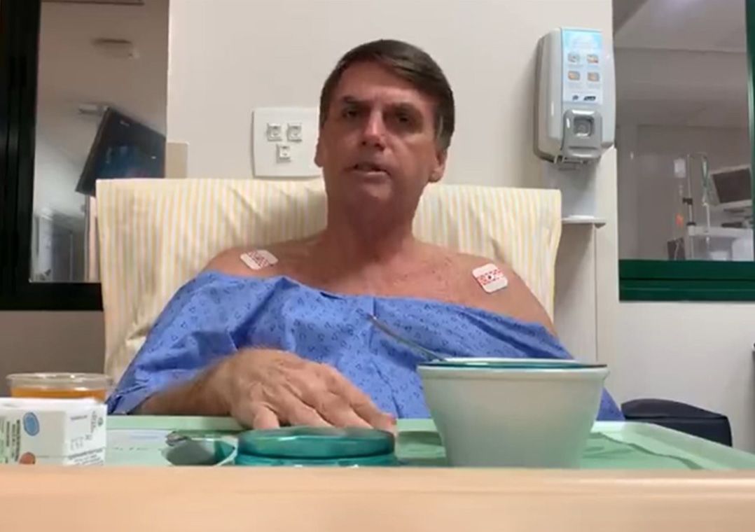 Resultado de imagem para Duas semanas após cirurgia, Bolsonaro se recupera e gera discussões sobre facada