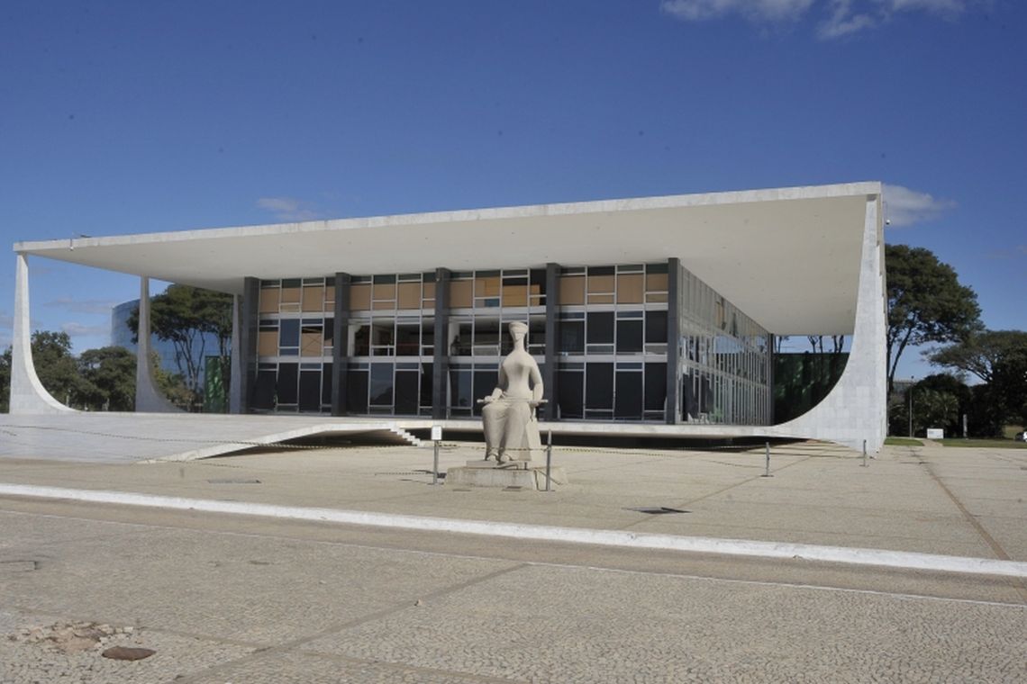 Fachada do Supremo Tribunal Federal (STF) com estátua A Justiça, de Alfredo Ceschiatti, em primeiro plano.