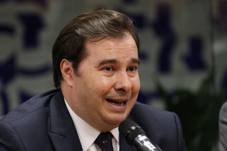O presidente da Câmara, Rodrigo Maia, acompanhado de lÃderes partidários, durante coletiva sobre a reforma da Previdência. O relatório do deputado Samuel Moreira deve ser apresentado amanhã na Comissão Especial da Reforma da Previdência.