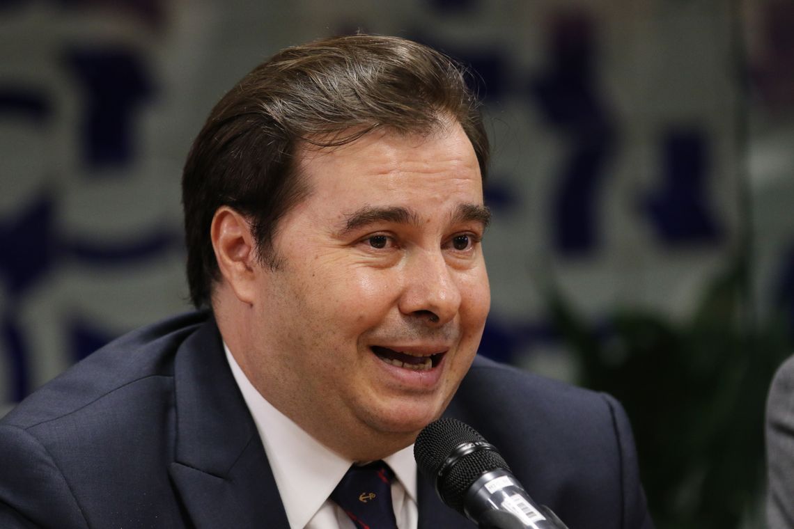 O presidente da Câmara, Rodrigo Maia, acompanhado de lÃderes partidários, durante coletiva sobre a reforma da Previdência. O relatório do deputado Samuel Moreira deve ser apresentado amanhã na Comissão Especial da Reforma da Previdência.