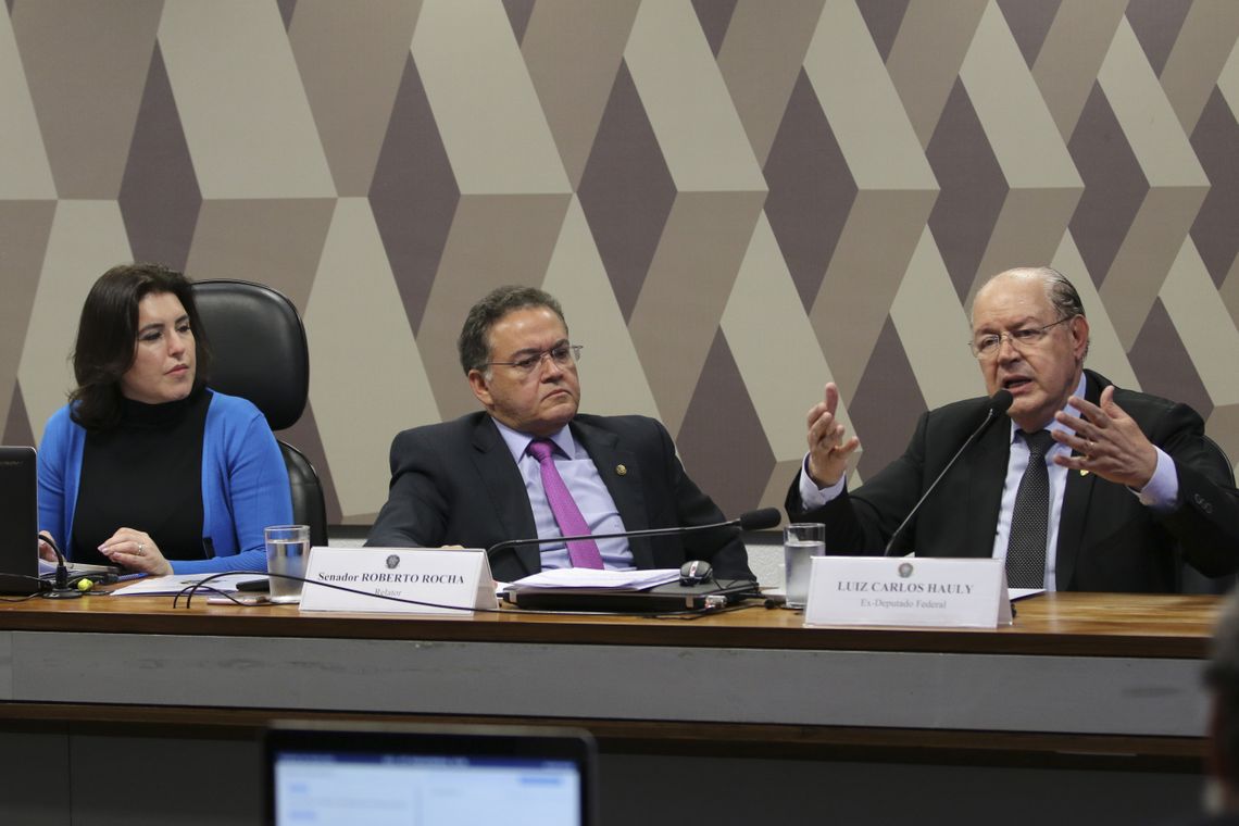 A presidente da comissÃ£o, Simone Tebet, o senador Roberto Rocha, relator da proposta, e o ex deputado e economista, Luis Carlos Hauly, durante o debate sobre a proposta de emenda Ã  ConstituiÃ§Ã£o, que institui a reforma tributÃ¡ria, na reuniÃ£o da