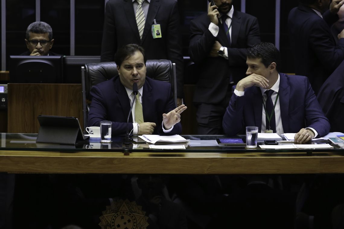 Presidente da Câmara dos Deputados, Rodrigo Maia, durante sessão para votação do Projeto de Lei Complementar (PLP) 441/17, do Senado, que torna obrigatória a participação de pessoas fÃsicas e jurÃdicas no chamado cadastro positivo.