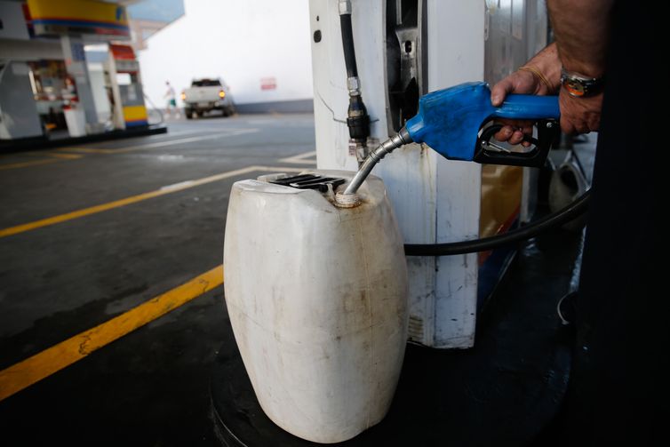 Greve de caminhoneiros causa desabastecimento de combustÃvel em postos de gasolina da cidade de Teresópolis, na região serrana do Rio de Janeiro.