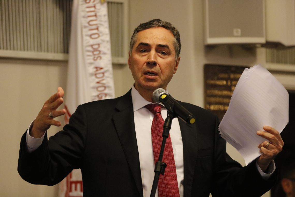 O ministro do Supremo Tribunal Federal, LuÃs Roberto Barroso, faz saudação ao ex-presidente do STF, Sepúlveda Pertence, homenageado com a Medalha Teixeira de Freitas do Instituto dos Advogados Brasileiros (IAB)