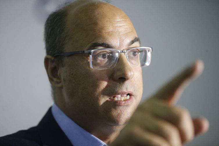 O governador eleito, Wilson Witzel (PSC) fala à imprensa após reunião com o interventor federal, general Braga Netto, no Centro Integrado de Comando e Controle.