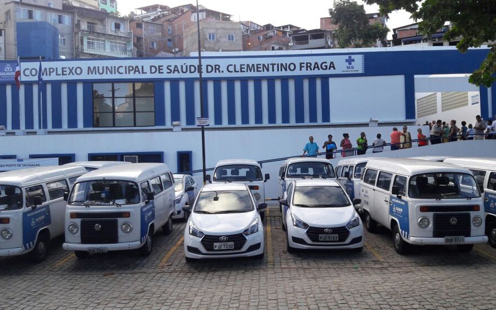 Fila chega até a rampa do centro de vacinação na Avenida Centenário, em Salvador (Foto: Vanderson Nascimento/ TV Bahia)