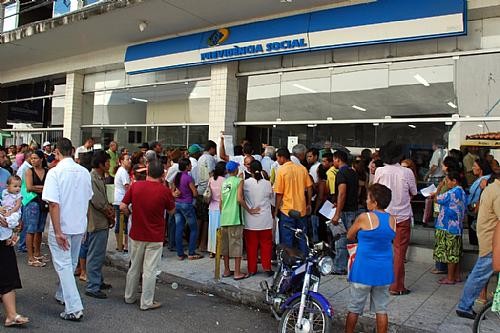 Resultado de imagem para pessoas com deficiencia na fila do inss
