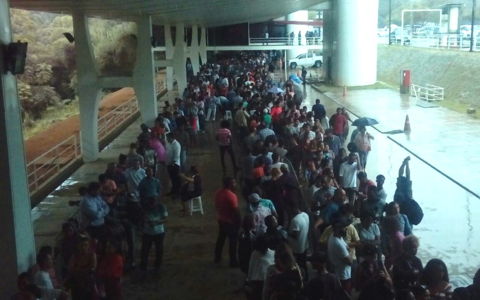 Eleitores forma enorme fila na sede do TRE, na manhÃ£ deta segunda (Foto: Arquivo pessoal)