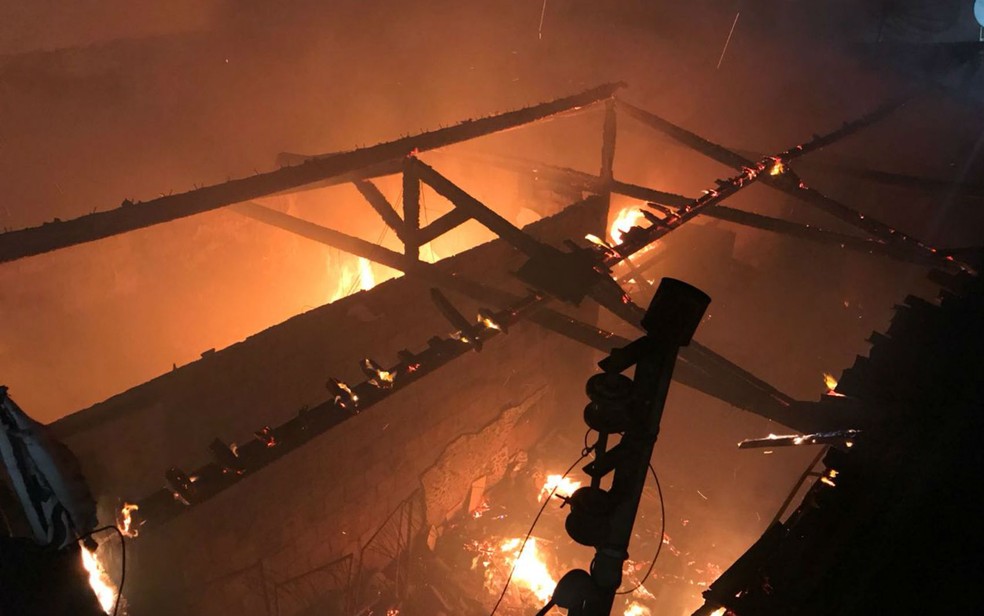 Estrutura dos imóveis ficou destroçada (Foto: Carlos Renato/O Xarope.com)