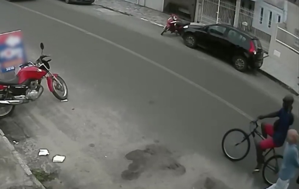 VÃdeo mostra momento em que suspeito agride idoso na Bahia â?? Foto: Reprodução/TV Bahia