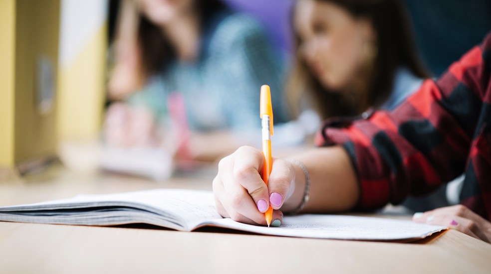 Número de matrículas no ensino fundamental e no ensino médio caiu de 2016 para 2017. (Foto: Freepik)