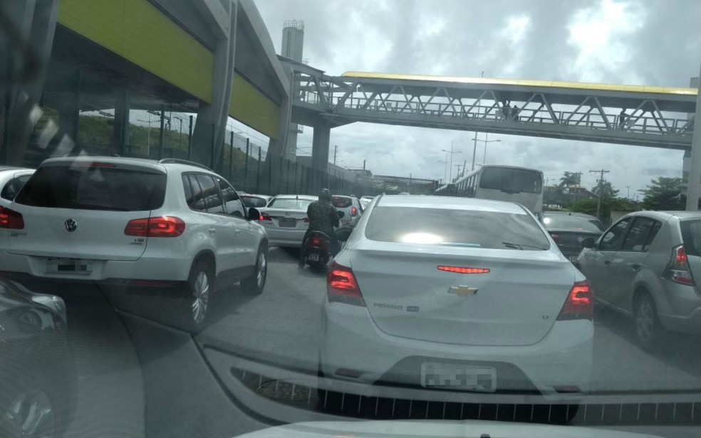 Trânsito ficou congestionado na Avenida Paralela, em Salvador (Foto: Arquivo Pessoal)