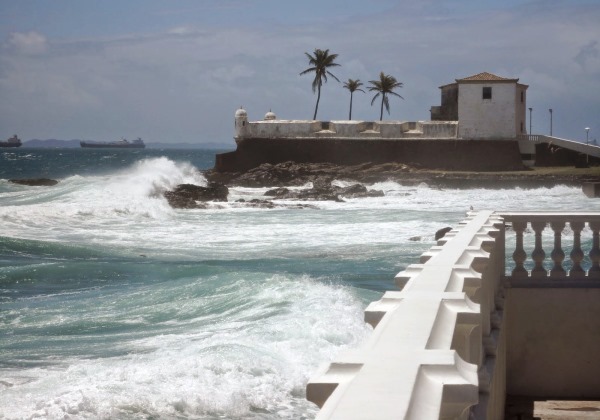 Resultado de imagem para fotos de mar revolto em salvador