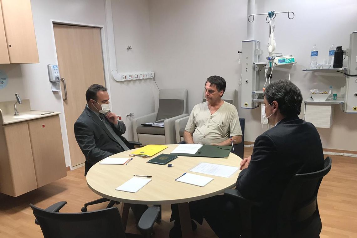Presidente da República, Jair Bolsonaro, em reunião de trabalho nesta tarde, no Hospital Albert Einstein, com o ministro da Infraestrutura, TarcÃsio de Freitas, e o subchefe de Assuntos JurÃdicos da Casa Civil da Presidência da República, Jorge Oliveira