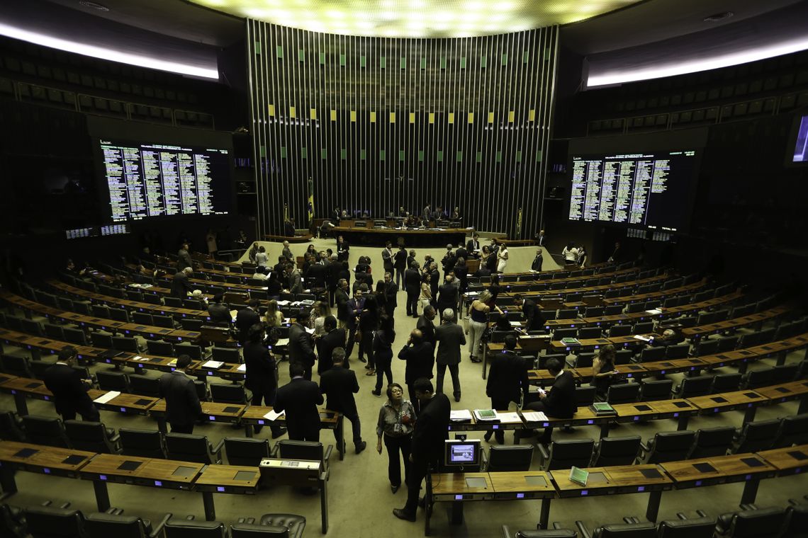 Plenário da Câmara dos Deputados aprova a Medida Provisória (MP) 838/18 que concede subsÃdio na comercialização do óleo diesel.