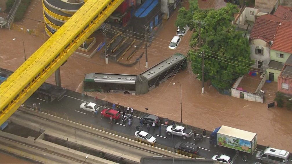 Ã?nibus ilhado em meio a alagamento em SP â?? Foto: Reprodução/TV Globo