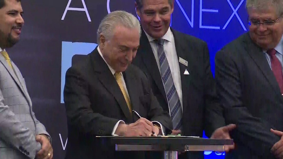 O presidente Michel Temer assina medida provisória no Salão Internacional do Automóvel em São Paulo â?? Foto: Reprodução/TV Globo