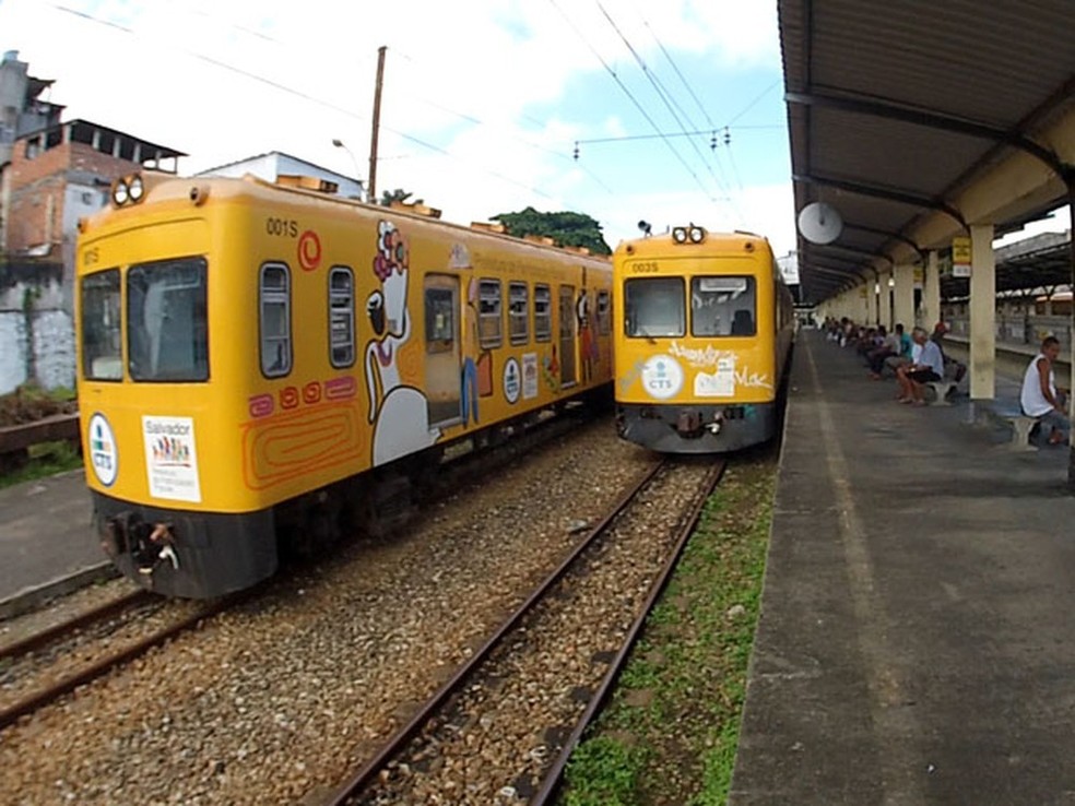 Um dos trens do subÃºrbio de Salvador fica cerca de 5h parado e passageiros encaram demora e vagÃµes lotados  â?? Foto: Arquivo Pessoal
