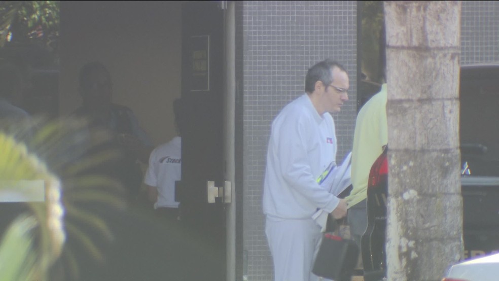 Imagem mostra o doleiro Lúcio Funaro deixando a superintendência da Polícia Federal em Brasília, no último dia 11 de agosto (Foto: Reprodução/GloboNews)
