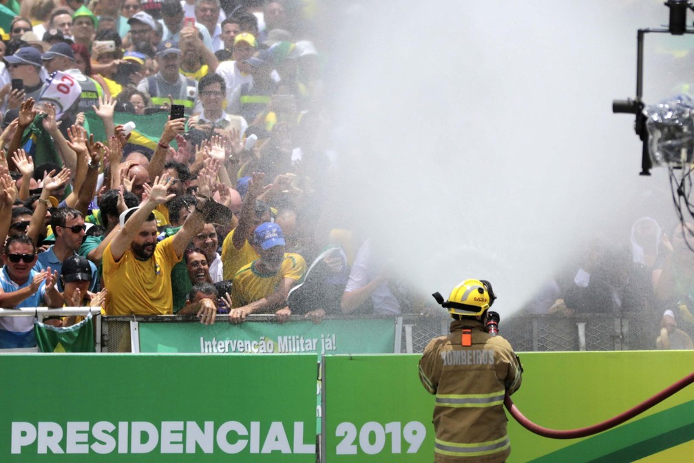 Bombeiros refrescam público em frente ao Palácio do Planalto, em BrasÃlia (DF), antes da cerimônia de posse do presidente â?? Foto: Fátima Meira/Futura Press/Estadão Conteúdo