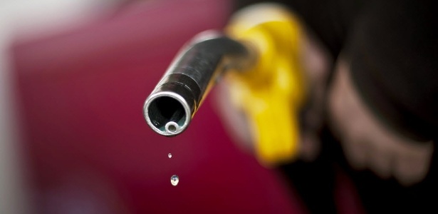 Resultado de imagem para Petrobras corta preço da gasolina em 2,3% nas refinarias; diesel cai 5,8%