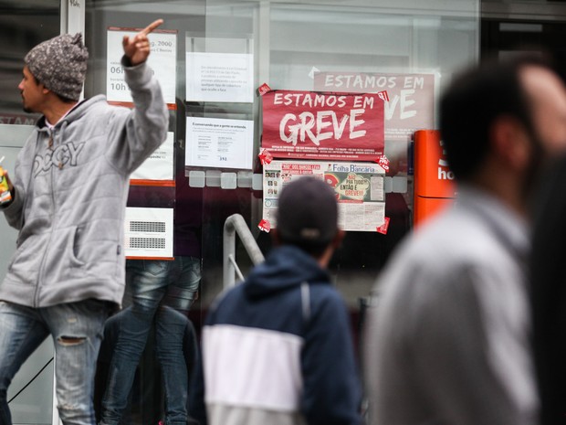 Cartazes com aviso da greve dos bancários cobrem a fachada de uma agência do banco Itaú na Avenida Engenheiro Luís Carlos Berrini, no Brooklin, Zona Sul de São Paulo (Foto: Fábio Tito/G1)