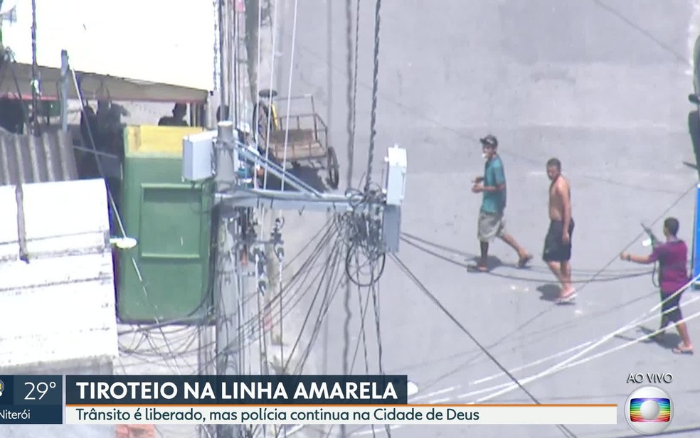 Globocop flagra homens armados circulando na Cidade de Deus (Foto: Reprodução/TV Globo)