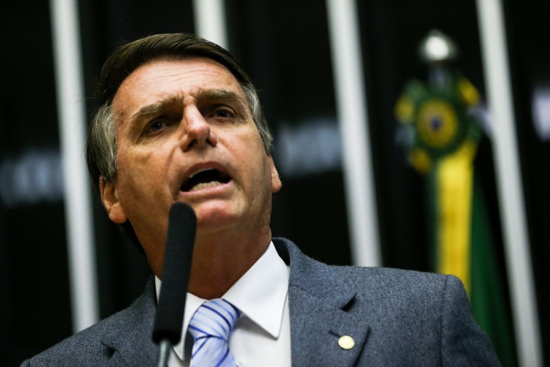 Resultado de imagem para Bolsonaro reage com ironia à suposta saÃda de Ernesto Araújo do Itamaraty