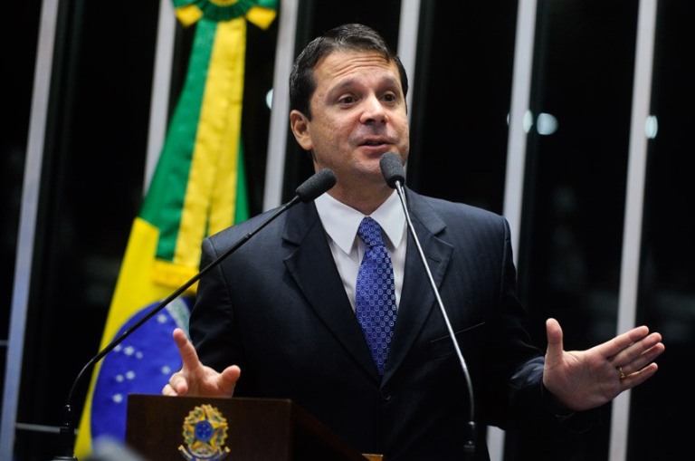 O senador Reguffe (sem partido-DF) considerou inaceitável a atitude do governo de autorizar um aumento no preço dos medi