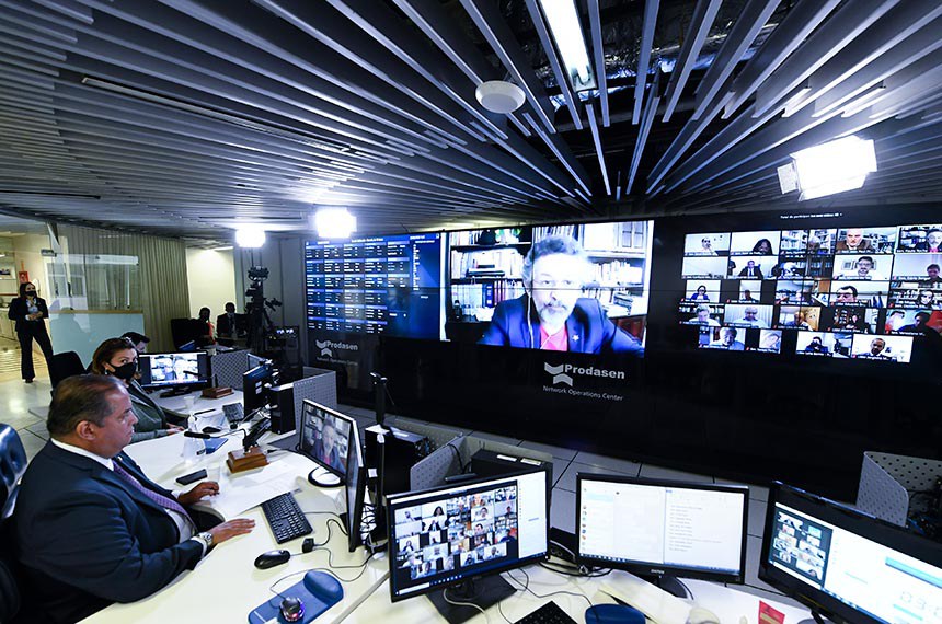 Sessão Deliberativa Remota (SDR) do Senado Federal realizada a partir da sala de controle da Secretaria de Tecnologia da Informação (Prodasen). Ordem do dia. Estão na pauta de votações do Senado cinco itens. Um dos itens é o Projeto de Lei Complementar (PLP) 135/2020, que proíbe o contingenciamento dos recursos do Fundo Nacional de Desenvolvimento Científico e Tecnológico (FNDCT). Outro item da pauta é o PL 2.906/2020, que permite, em caráter excepcional, durante a vigência do estado de calamidade decorrente da pandemia de coronavírus, a utilização dos recursos do salário-educação para pagamento de pessoal. Também está na pauta o PL 735/2020, que prevê medidas para ajudar agricultores familiares durante o estado de calamidade pública causado pelo novo coronavírus. Os senadores também devem votar o projeto de lei complementar (PLP) 133/2020, que prevê o pagamento das perdas de arrecadação provocadas pela Lei Kandir (Lei Complementar 87, de 1996); e o Projeto de Decreto Legislativo (PDL) 336/2020, que aprova o texto do Acordo Constitutivo do Banco Asiático de Investimento em Infraestrutura, celebrado em Pequim, em 29 de junho de 2015. Relator do PL 735/2020, senador Paulo Rocha (PT-PA), em pronunciamento via videoconferência. 2º secretário da Mesa Diretora do Senado Federal, senador Eduardo Gomes (MDB-TO), preside sessão. Participa a 4ª suplente de secretário da Mesa Diretora do Senado Federal, senadora Leila Barros (PSB-DF). Foto: Jefferson Rudy/Agência Senado