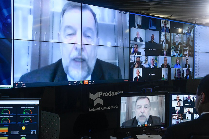 Sessão Deliberativa Remota destinada a deliberar sobre o Projeto de Decreto Legislativo (PDL) 88/2020, que reconhece o estado de calamidade pública no Brasil. O Senado vota nesta sexta-feira (20) o Projeto de Decreto Legislativo (PDL) 88/2020, que reconhece o estado de calamidade pública no Brasil. Esse é o único item na pauta da reunião, convocada pela Presidência do Senado Federal. A sessão deliberativa é remota, ou seja, senadores poderão debater o assunto e votar a matéria pelo computador, sem estar presentes ao Plenário. A proposta, aprovada na noite da quarta-feira (18) pela Câmara dos Deputados, permite que o Executivo gaste mais do que o previsto e desobedeça às metas fiscais estabelecidas para 2020 para custear ações de combate à pandemia de coronavírus. O senador Weverton (PDT-MA) é o relator da proposta. A sessão deliberativa remota é conduzida pelo 1º vice-presidente do Senado Federal, senador Antonio Anastasia (PSD-MG). Na tela, senador Flávio Arns (Rede-PR) realiza votação remota. Foto: Jane de Araújo/Agência Senado