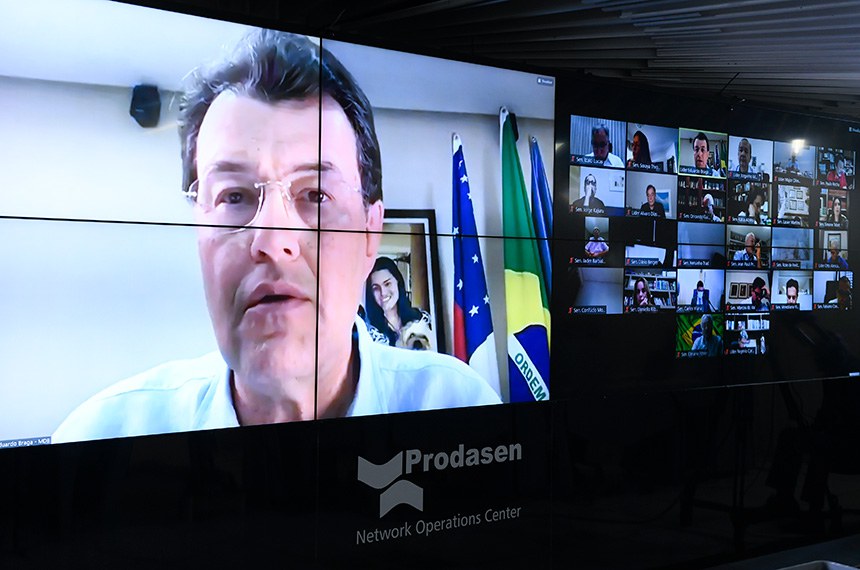 Plenário do Senado se reúne em sessão deliberativa remota (SDR) a partir da sala de controle da Secretaria de Tecnologia da Informação (Prodasen). Na ordem do dia, projeto que estende por mais um ano o prazo para utilização dos recursos destinados ao enfrentamento da pandemia de coronavírus (PL 4.078/2020); o PL 1.095/2019, que aumenta a punição para quem abusa, fere ou mutila cães e gatos; Projeto de Lei Complementar (PLP) 195/2020, que prevê a concessão de ajuda financeira às escolas privadas afetadas pela pandemia; o PL 2.388/2020, que libera, durante a pandemia, dinheiro do Fundo de Universalização dos Serviços de Telecomunicações (Fust) para famílias cadastradas em programas sociais do governo federal; o PL 5.013/2019, que cria um Cadastro Nacional de Pessoas Condenadas por Crime de Estupro; e por fim dois itens extrapauta: a MP 967/2020 e a MP 969/2020, que abrem crédito extraordinário, em favor do Ministério da Saúde. Senador Eduardo Braga (MDB-AM) em pronunciamento via videoconferência. Foto: Marcos Oliveira/Agência Senado